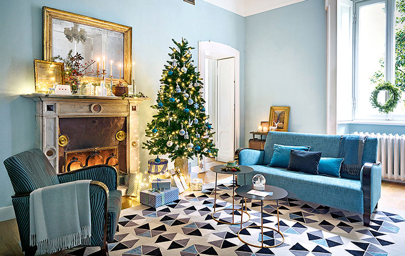Christmas in blue: festive look for 19th century mansion in Italy ...
